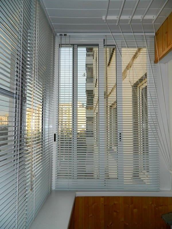 persianes horitzontals a les finestres de balcó corredisses