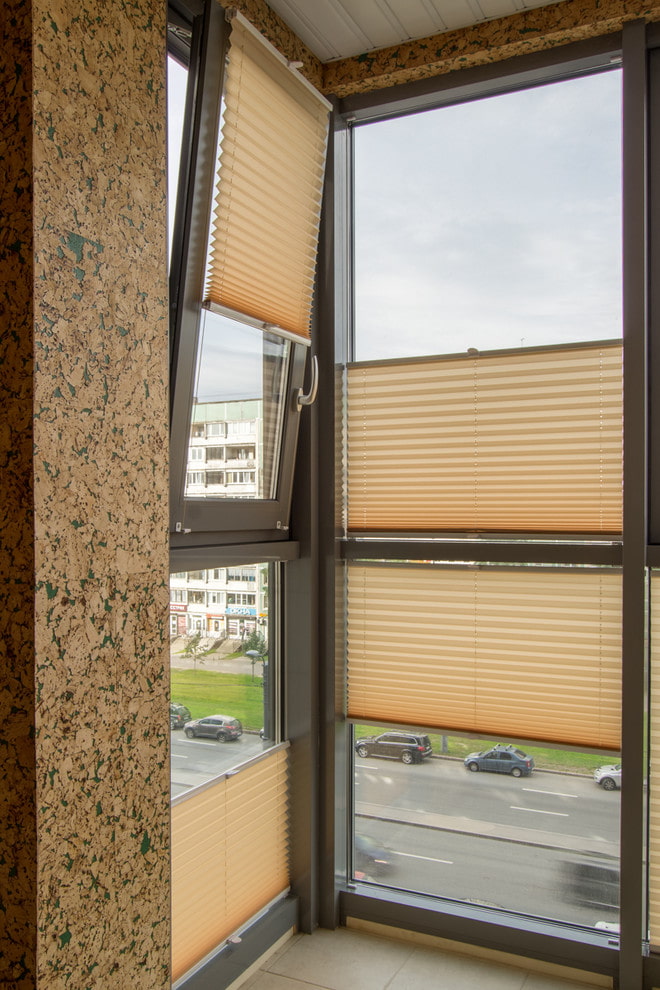 jaluzele plisate pe balcon cu geamuri panoramice