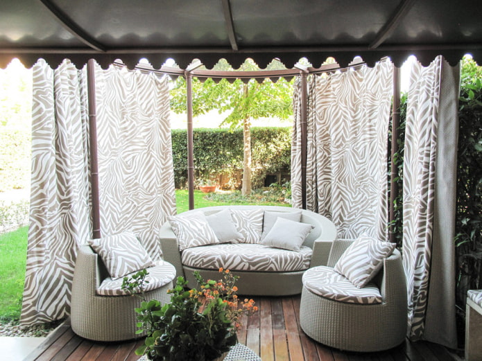 terrassa decorada amb cortines clàssiques