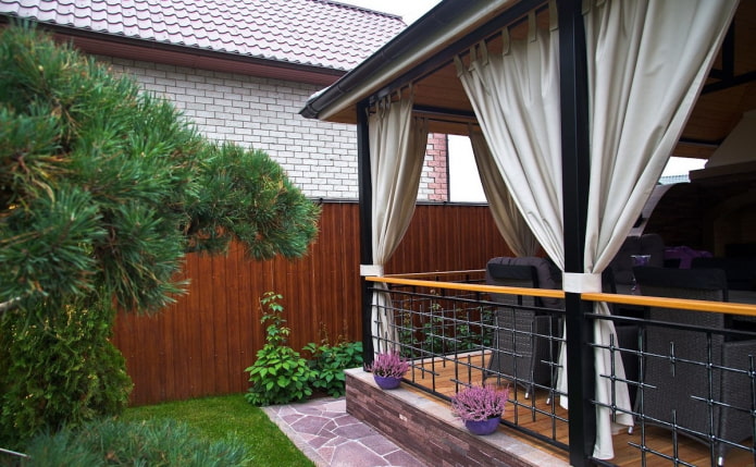 veranda s plachtovými závěsy