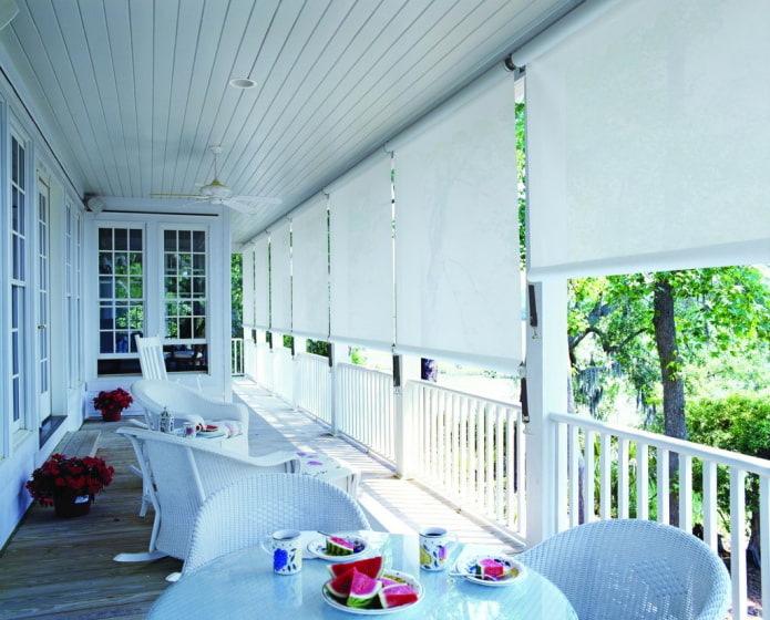 veranda s bílými roletami