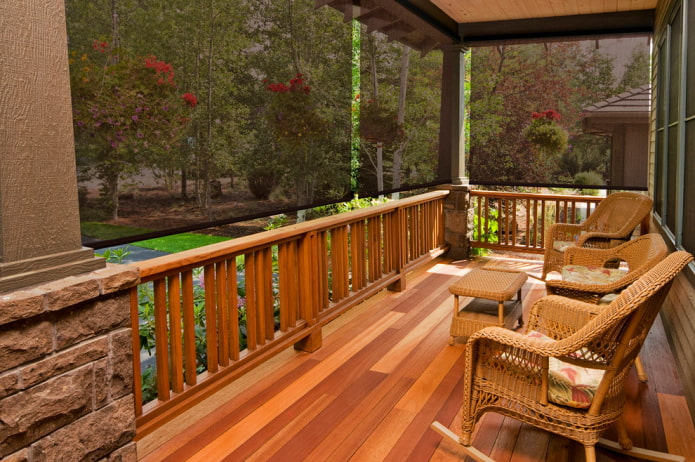 veranda su skaidriomis žaliuzėmis