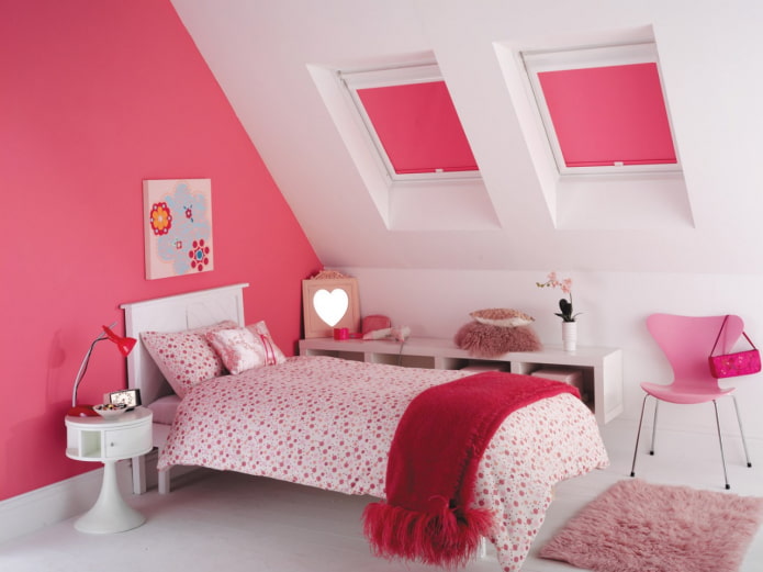 jumta logi ar rozā žalūzijām
