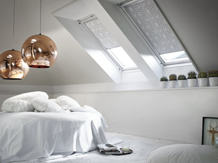 jumta logi ar rullo žalūzijām minimālisma stilā