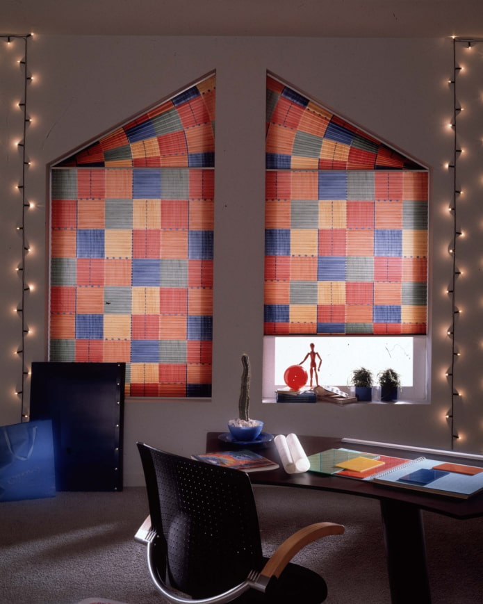 foldede gardiner med geometriske mønstre på tagvinduet