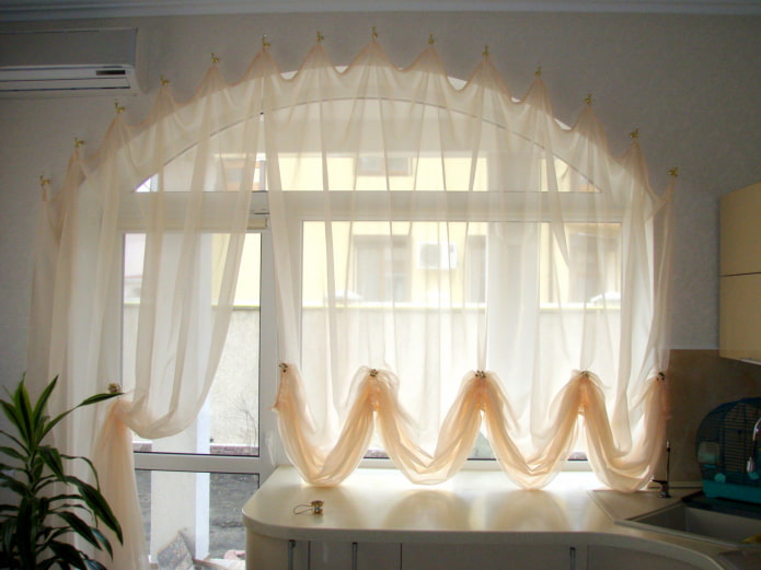 cortines austríaques en una finestra amb una porta de balcó