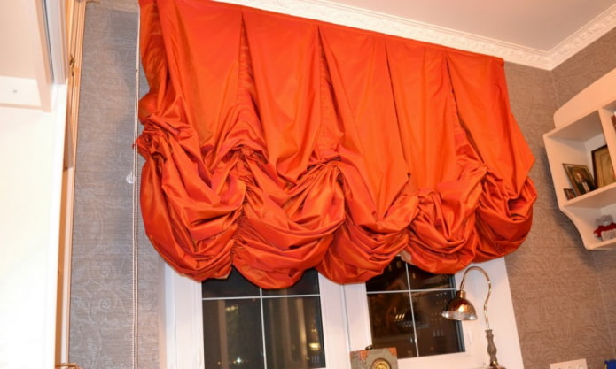 cortines austríaques taronges a l'interior