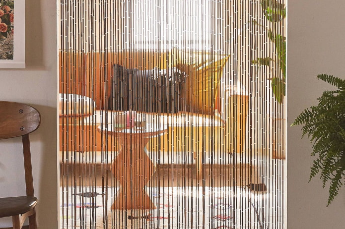 bambusové závěsné nitě v interiéru