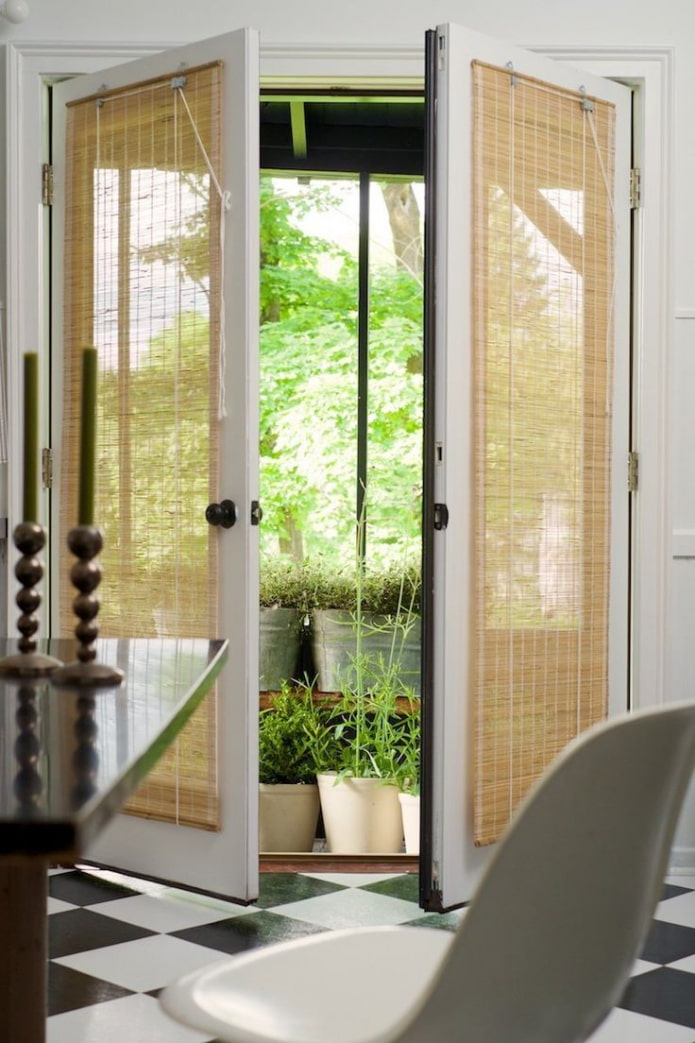 rideaux en bambou sur la porte