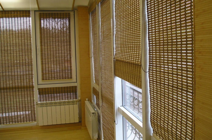 bambusové rolety na balkóne