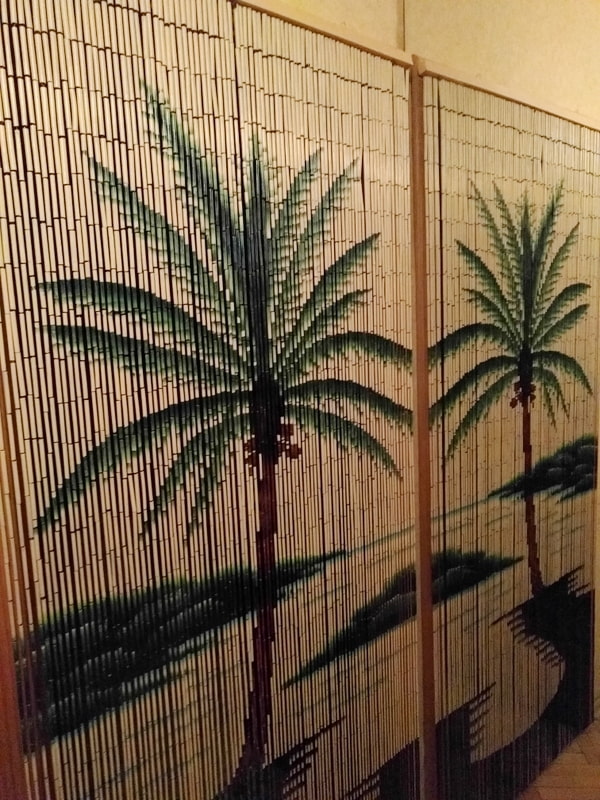 rideaux en bambou avec des palmiers