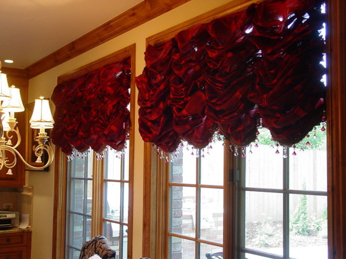 Franske gardiner i rødt indvendigt