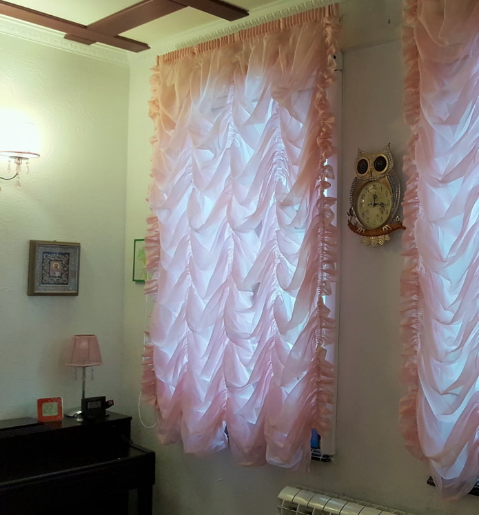 roze gordijnen in het interieur
