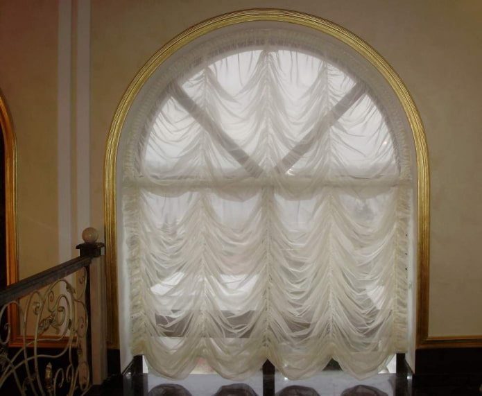 cortines de tendal en una finestra arquejada