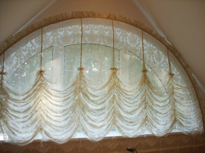 cortines de tendal en una finestra arquejada