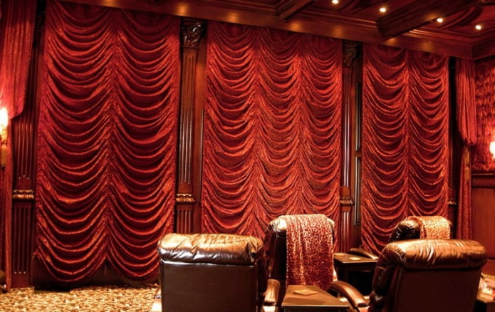 cortines de tendals vermells a l'interior