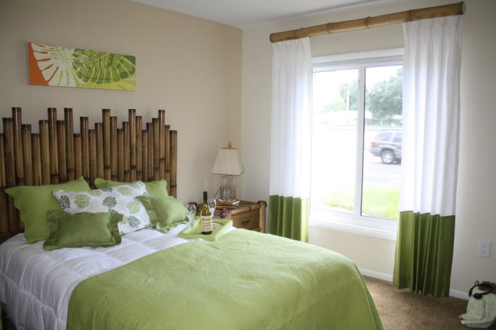 sự kết hợp của màu trắng và màu xanh lá cây trên rèm cửa trong phòng ngủ
