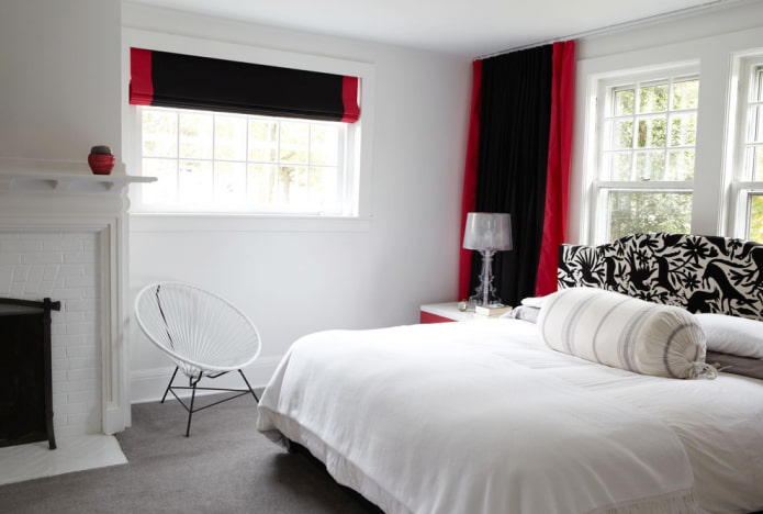 kombination af rød og sort på gardinerne i soveværelset