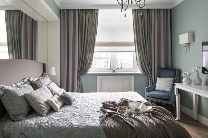 kombination af grå og lilla på gardinerne i soveværelset