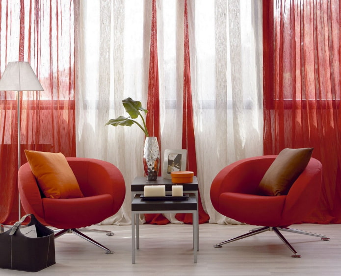 kombination af hvidt og rødt på gardiner i interiøret