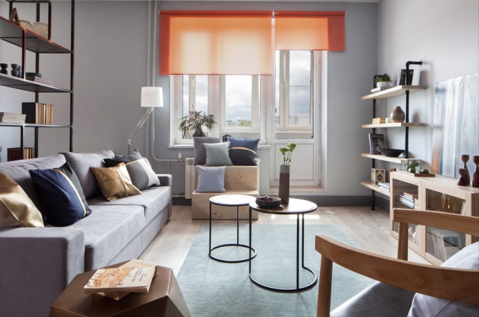 persianas enrollables de color naranja en la sala de estar