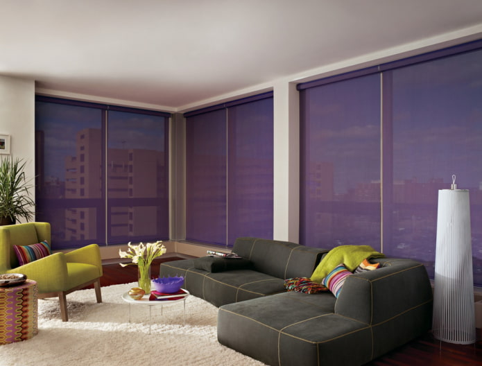 fialové rolety v obývacím pokoji