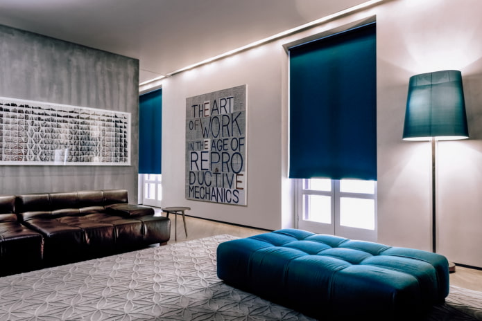 persianas enrollables azules en la sala de estar