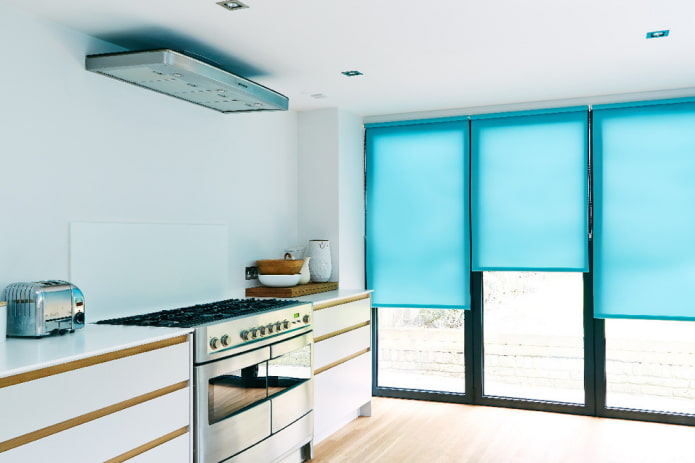siniset ikkunaluukut keittiön sisätiloissa