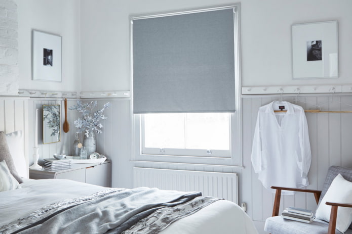 persianas enrollables grises en el dormitorio
