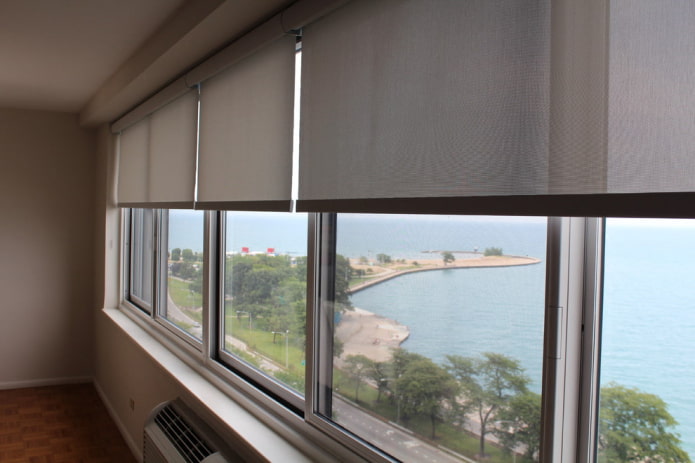 rolety na posuvných balkónových oknách