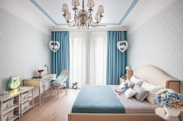 ložnice s modrými závěsy