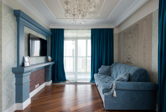 tmavě modrá opona v obývacím pokoji