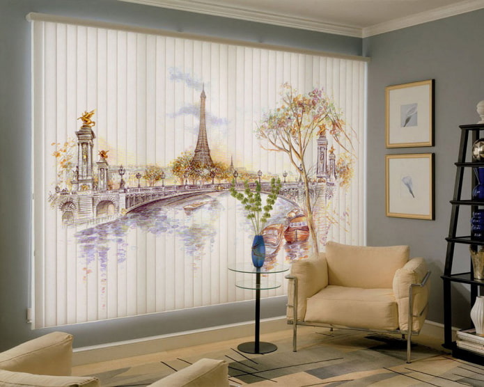 žalūzijas ar pilsētas ainavu viesistabas interjerā