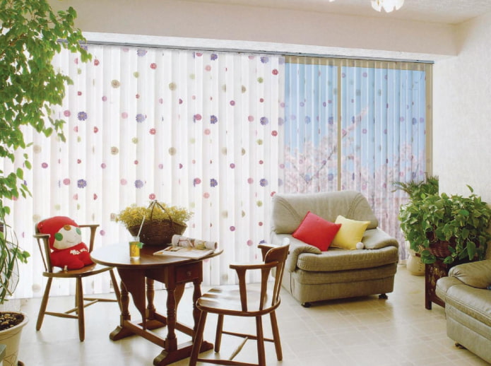 persiane con fiori all'interno del soggiorno