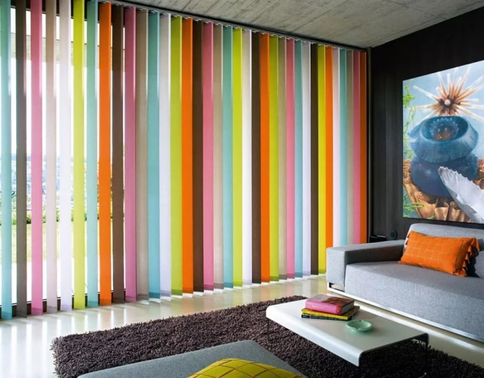 tende multicolori in soggiorno in