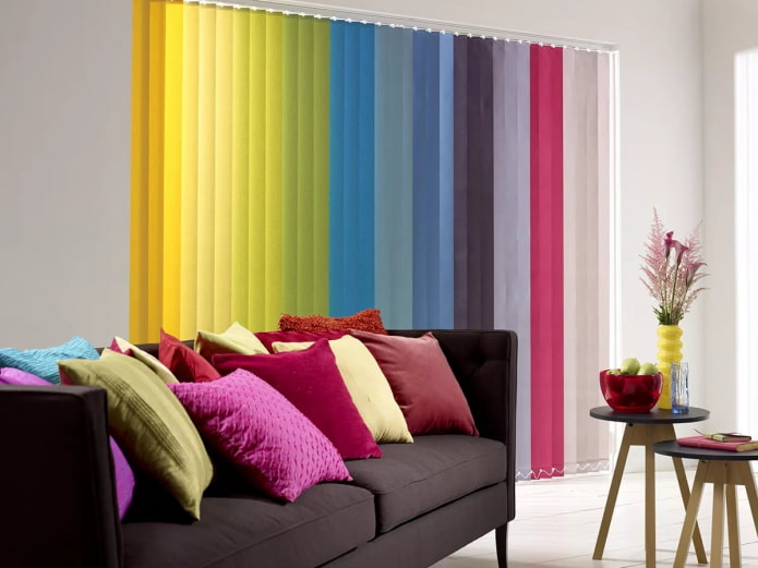 tende multicolori in soggiorno in