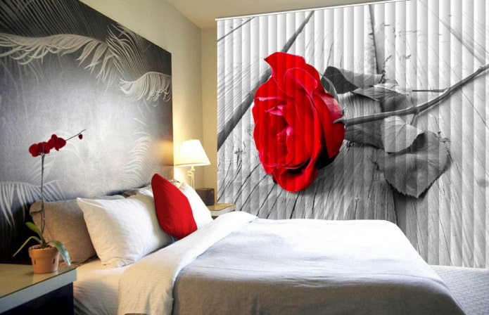 persianes amb impressió fotogràfica a l'interior del dormitori