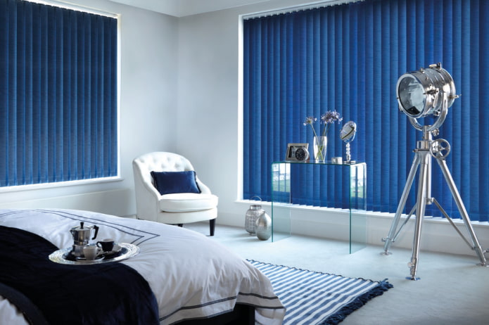 tende blu in camera da letto