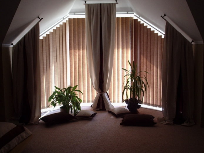 persianes a les finestres inclinades