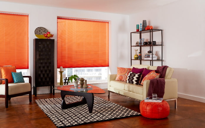 oranžové vodorovné lamely v obývacej izbe