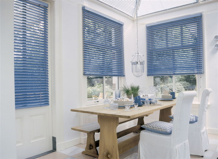 horizontale lamellen in blauw in de eetkamer