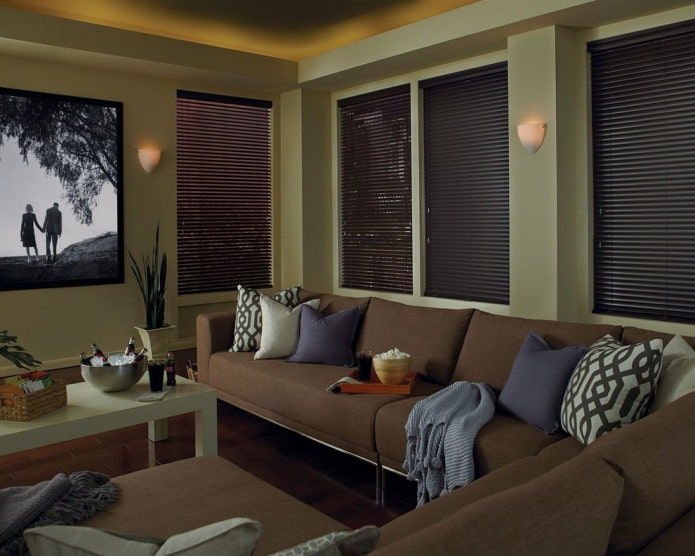 horizontální lamely v černé barvě v obývacím pokoji