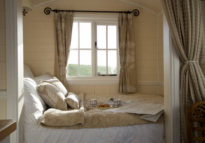 cornisa amb cortines a l'interior del dormitori
