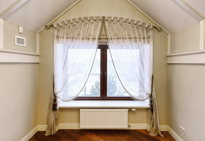 záclonová tyč pre klenuté okno