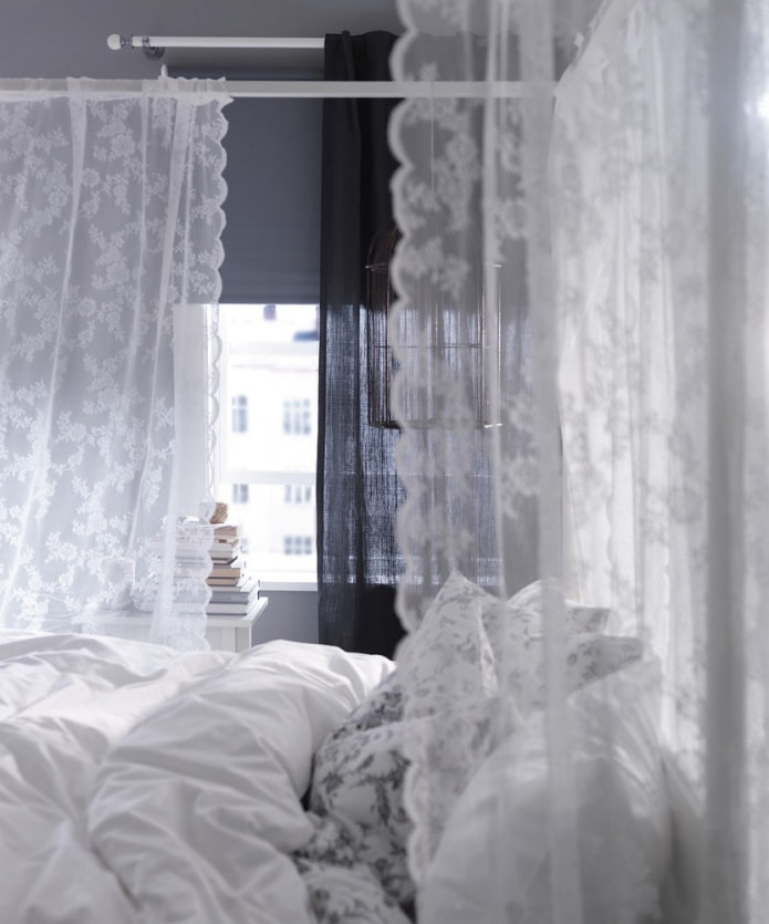 čipkované záclony v spálni