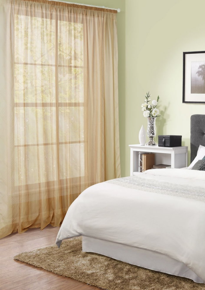 cortines de color beix al dormitori