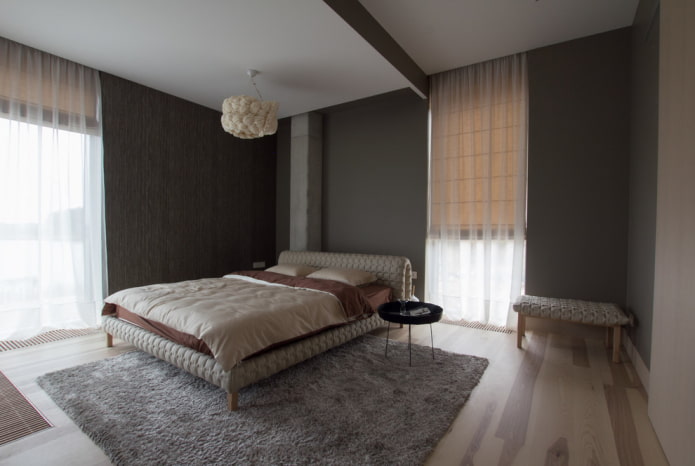 gardiner i kombination med romerske persienner i soveværelset