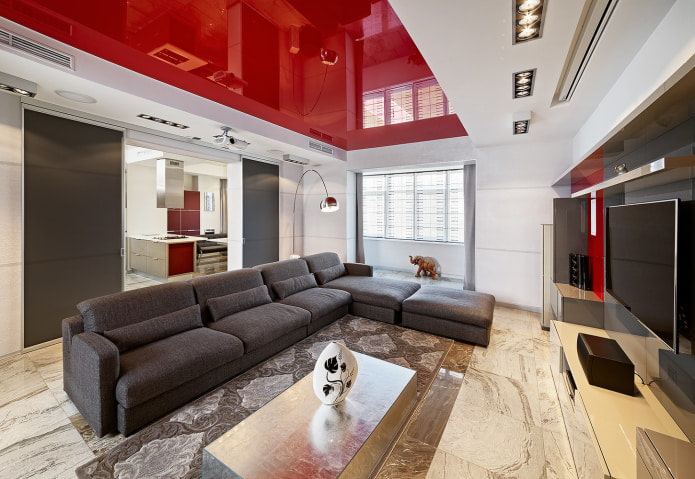 prostorný červený a bílý obývací pokoj