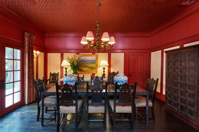 phòng ăn màu đỏ với hoa văn trên trần nhà