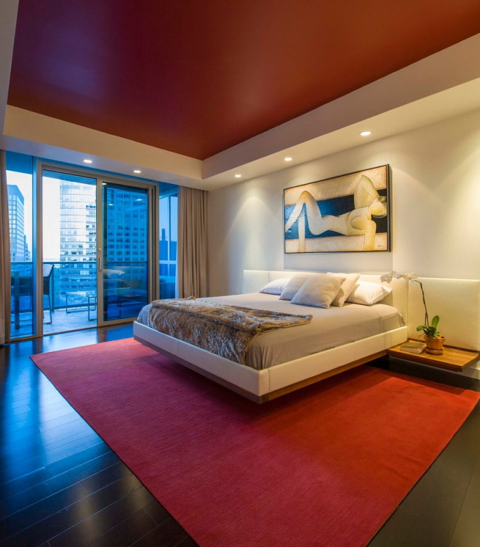 спалня с червен килим в цвета на тавана